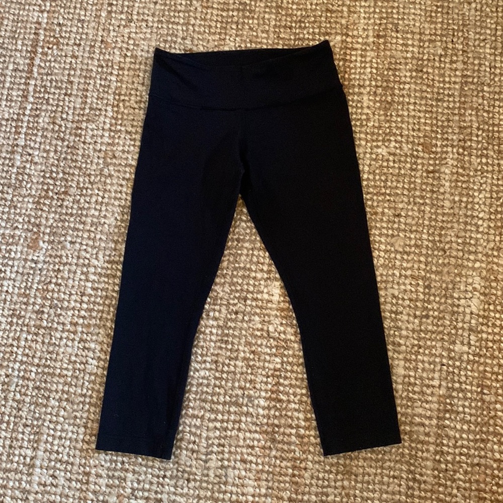Lululemon 21” inseam. Mid waist rise .Cropped leggings. Size 6